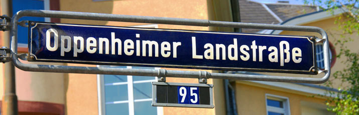 Blaues Straßenschild mit Aufschrift: Oppenheimer Landstraße. Standort des Zentrums für traditionelle Thailändische Massage in Frankfurt.