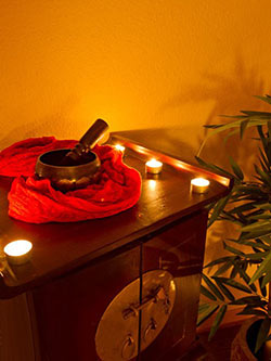 verführerische Atmosphäre, Bett im lila Massage-Zimmer im Massagestudio in Frankfurt am Main für Erotikmassagen