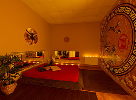 diskretes Ambiente, Bild im lila Massage-Zimmer im Massagestudio in Frankfurt am Main für Erotikmassagen