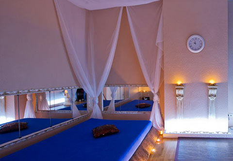 entspannendes Ambiente, Bett im Inseltraum Massage-Zimmer, Massagestudio in Frankfurt am Main