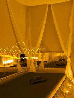 unschuldiges Ambiente, goldenes Bett im Inseltraum Massage-Zimmer, Massagestudio in Frankfurt am Main