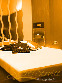 Schickes Ambiente, Bett im violetten Massage-Zimmer im Massagestudio in Frankfurt am Main