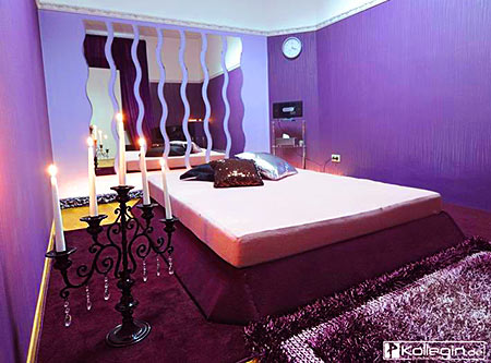 Glamouröse Atmosphäre, Spiegel im violetten Massage-Zimmer im Massagestudio, Frankfurt am Main