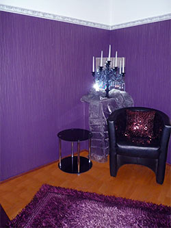 Edles Ambiente, Sessel im violetten Massage-Zimmer im Massagestudio Secret Service, Frankfurt am Main