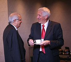 Dr. Peter Böhme mit einer Tasse Kaffee bei einem Meeting in einem Workshop zum Thema Beratung, Projektmanagement, Interim Management für Chemikalien in Betrieben im Gespräch.