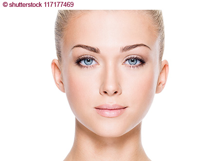 Ein Model mit idealen symmetrischen Gesicht. Die blonden Haare sind glatt nach hinten gekämmt. Die leuchtenden grauen Augen des Models werden von gestylten Wimpern umsäumt.